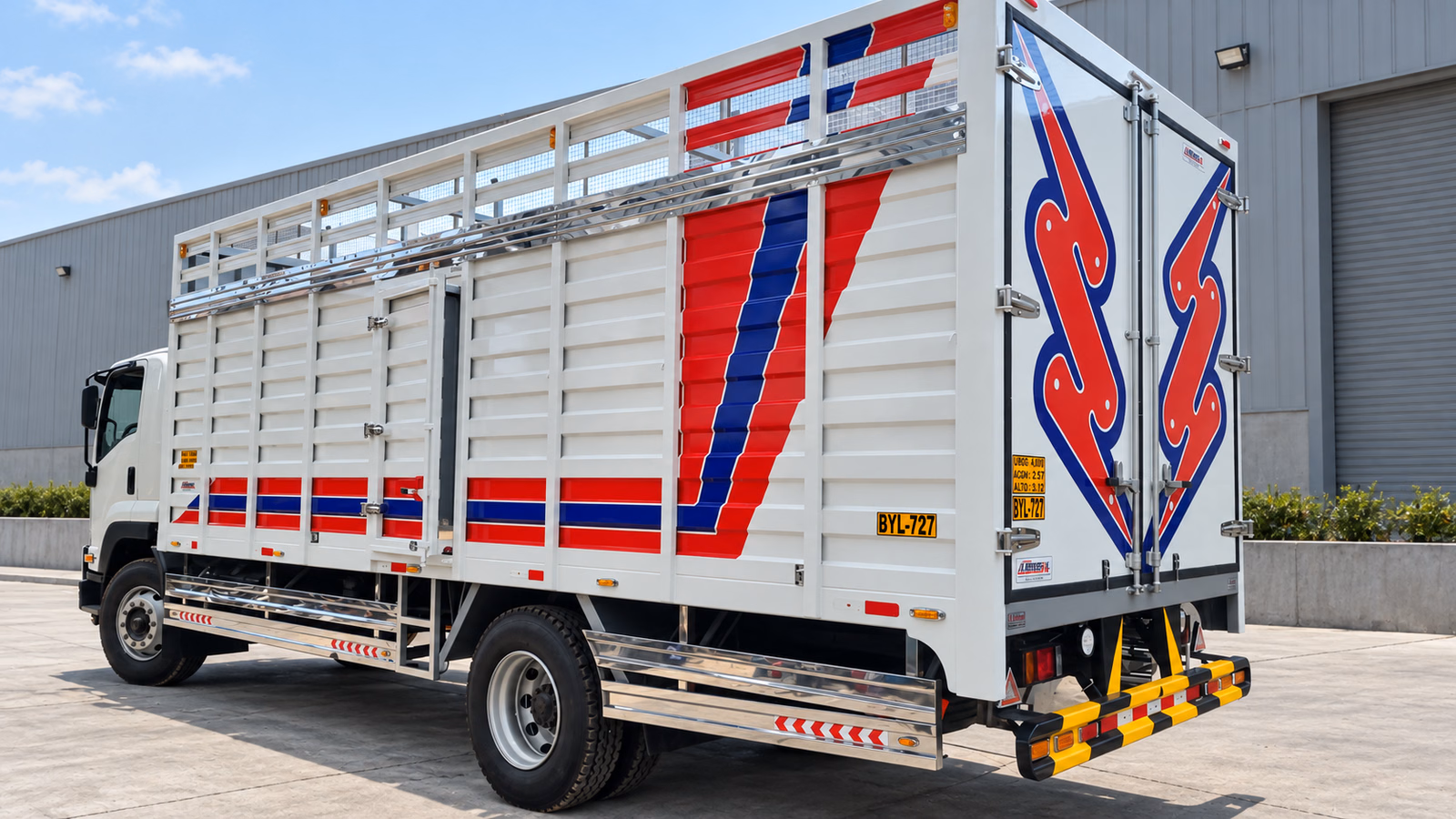 Baranda Semicerrada de 12 Tn con Defensas de Acero Inoxidable fabricado por Carrocerías La Universal en Lima Perú