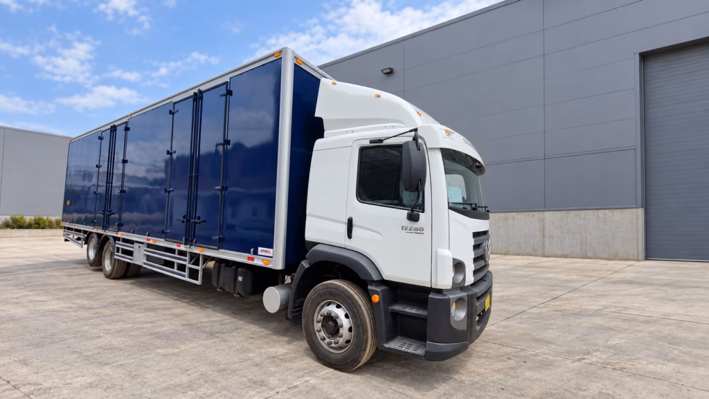 Furgón de 17 Tn de 10 m con 4 Puertas Laterales y Defensas Omega - Carrocerías La Universal