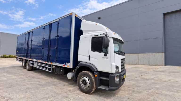 Furgón de 17 Tn de 10 m con 4 Puertas Laterales y Defensas Omega